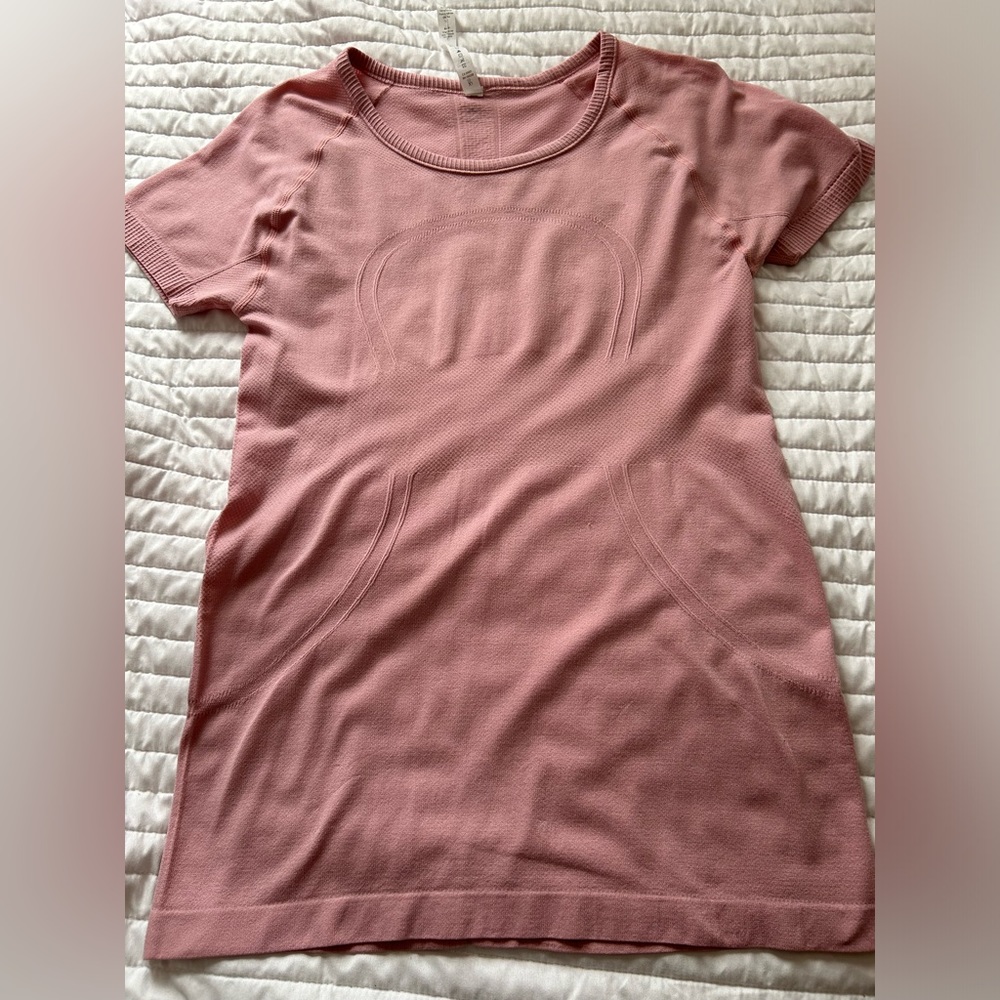 Light pink lululemon swiftly tech short sleeve 2.0 size 8